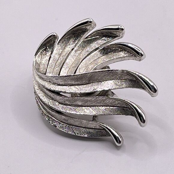 Vintage TRIFARI Silver Tone CLIP ON Statement Earrings Modern Abstract Floral - Picture 8 of 10